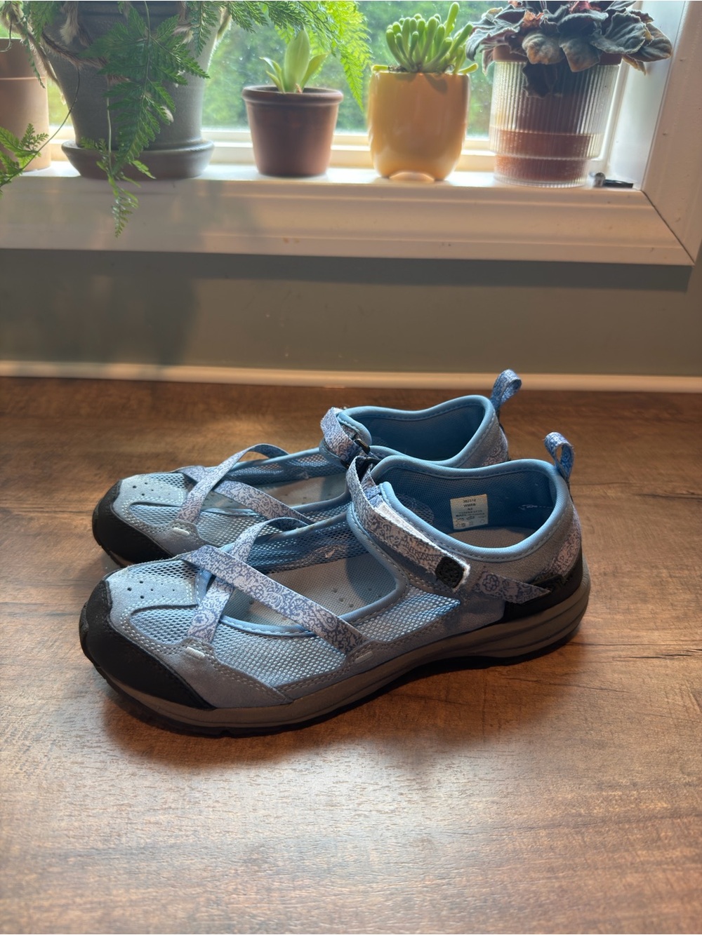 Lands' End Women's Mesh Strap Athletic Shoes Hook & Loop Low Top Sneaker size 8B